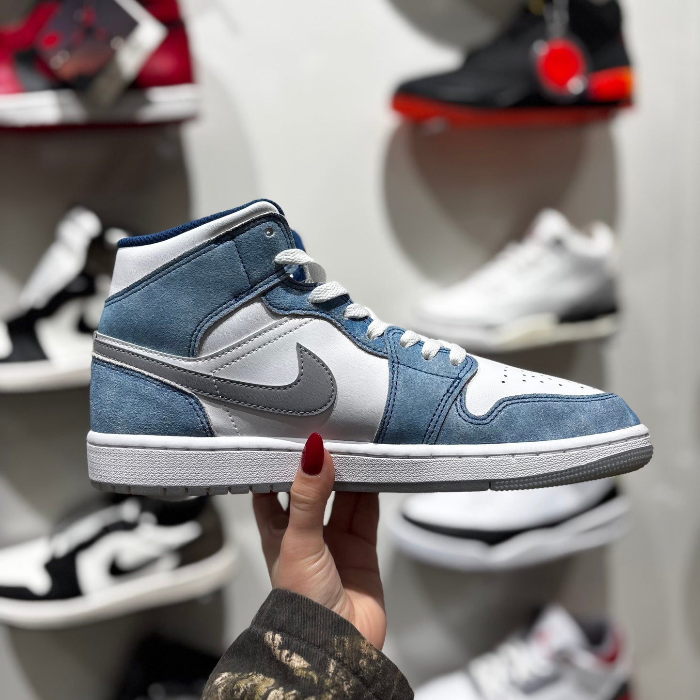 USED Nike Jordan 1 Mid French Blue Fire Red