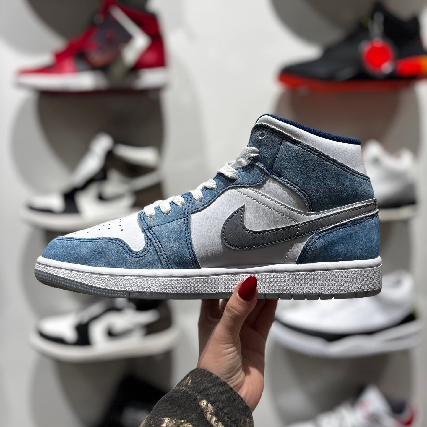 USED Nike Jordan 1 Mid French Blue Fire Red