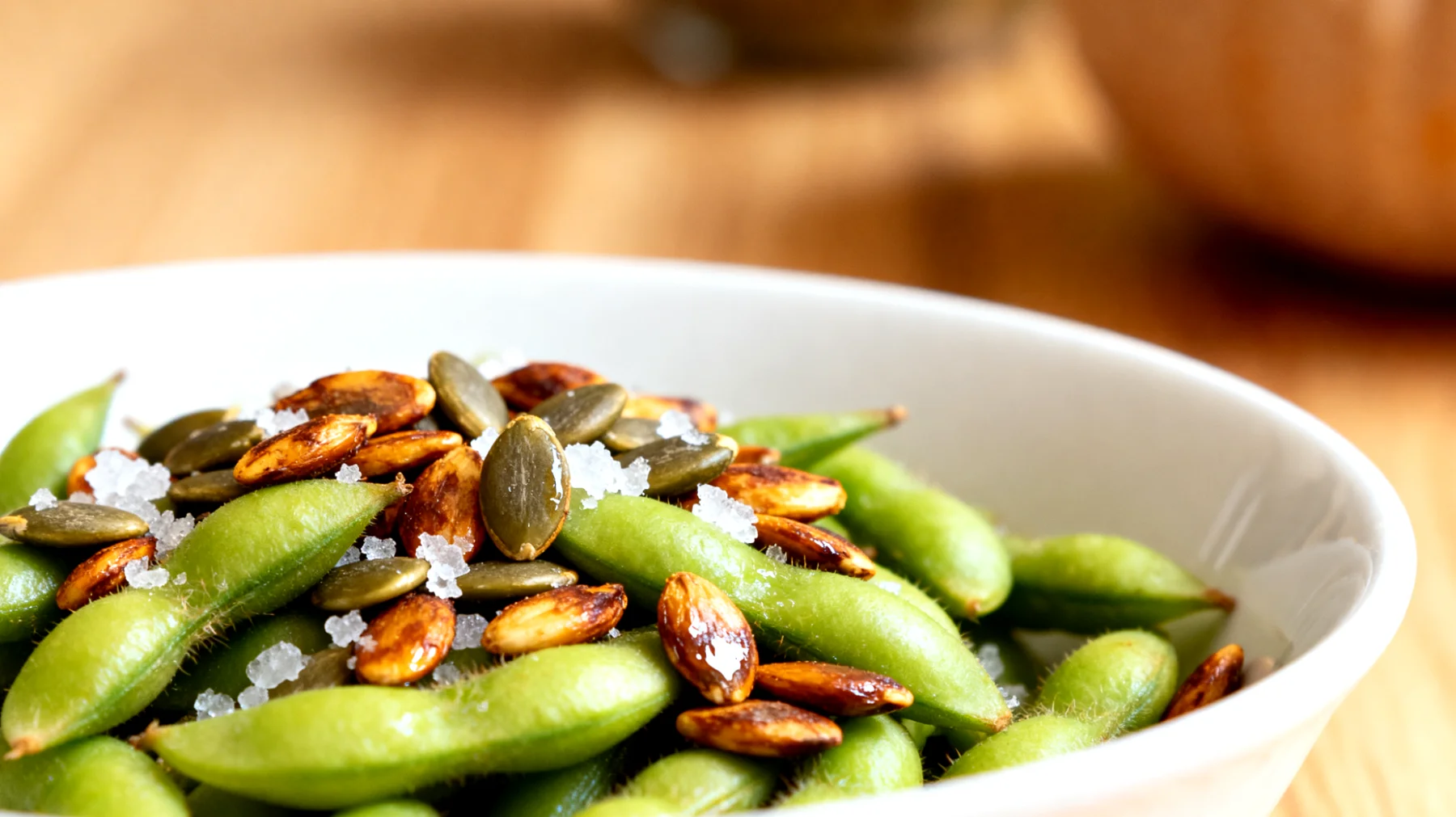 Edamame mit gerösteten Kürbiskernen und Meersalz"