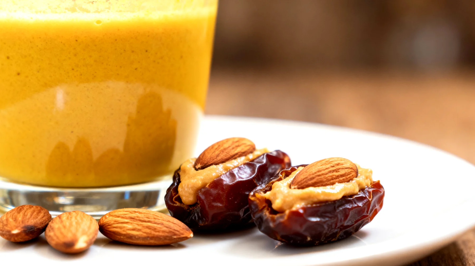 Goldene Milch mit Mandeln und Dattel-Happen (warmer Kurkuma-Mandel-Drink mit getrockneten Datteln gefüllt mit Mandelbutter)"