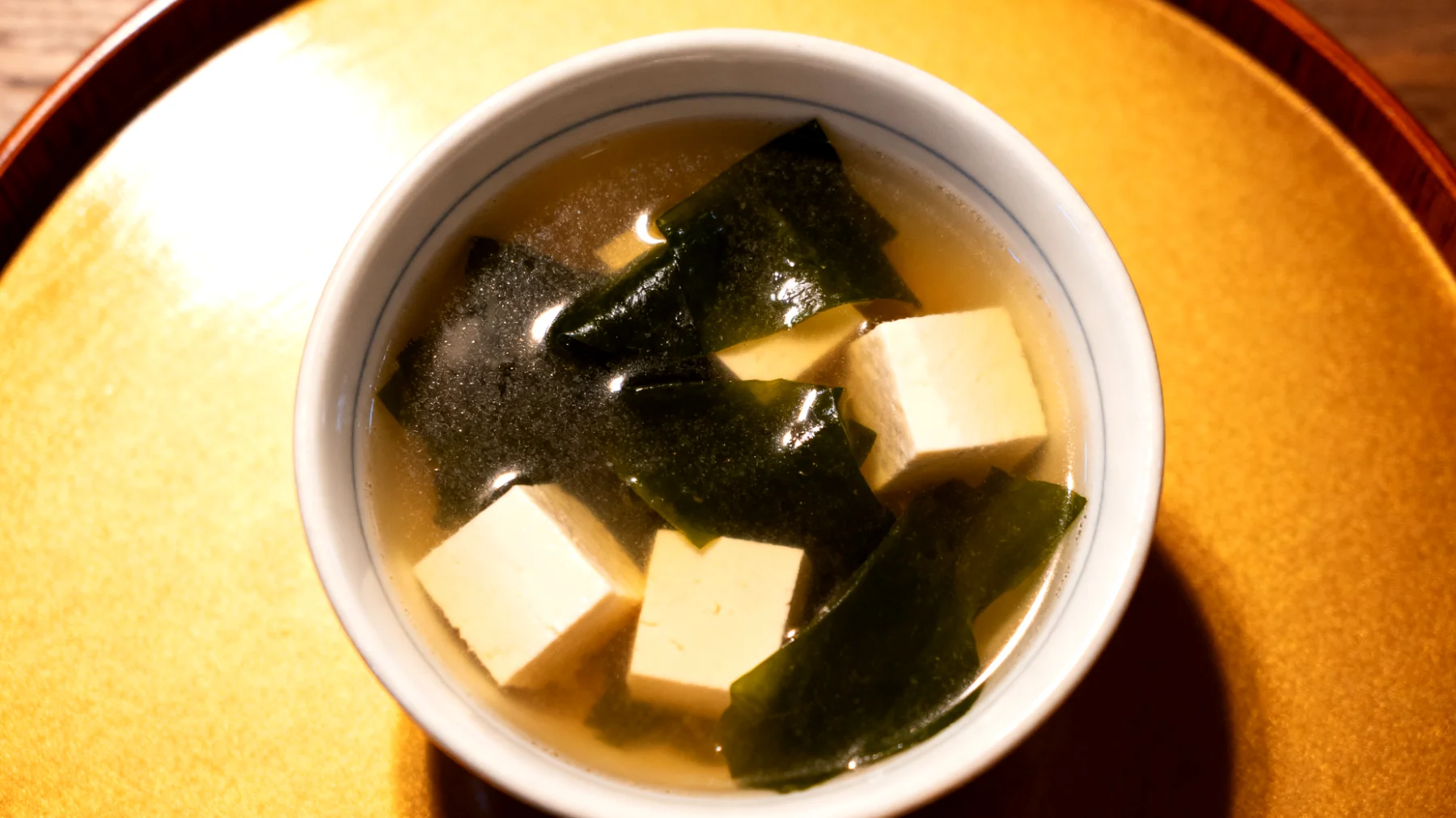 Miso-Suppe mit Wakame-Algen und Seidentofu"