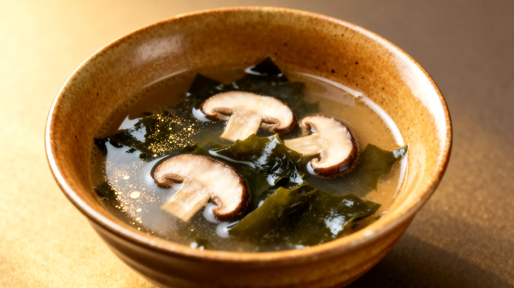 Miso-Suppe mit Wakame-Algen und Shiitake-Pilzen"