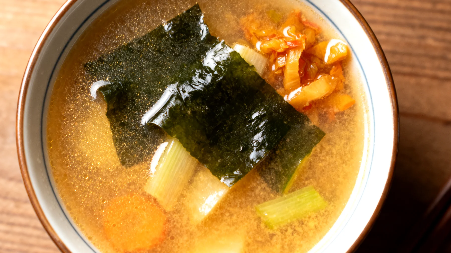 Miso-Suppe mit Wakame-Algen und fermentiertem Gemüse"