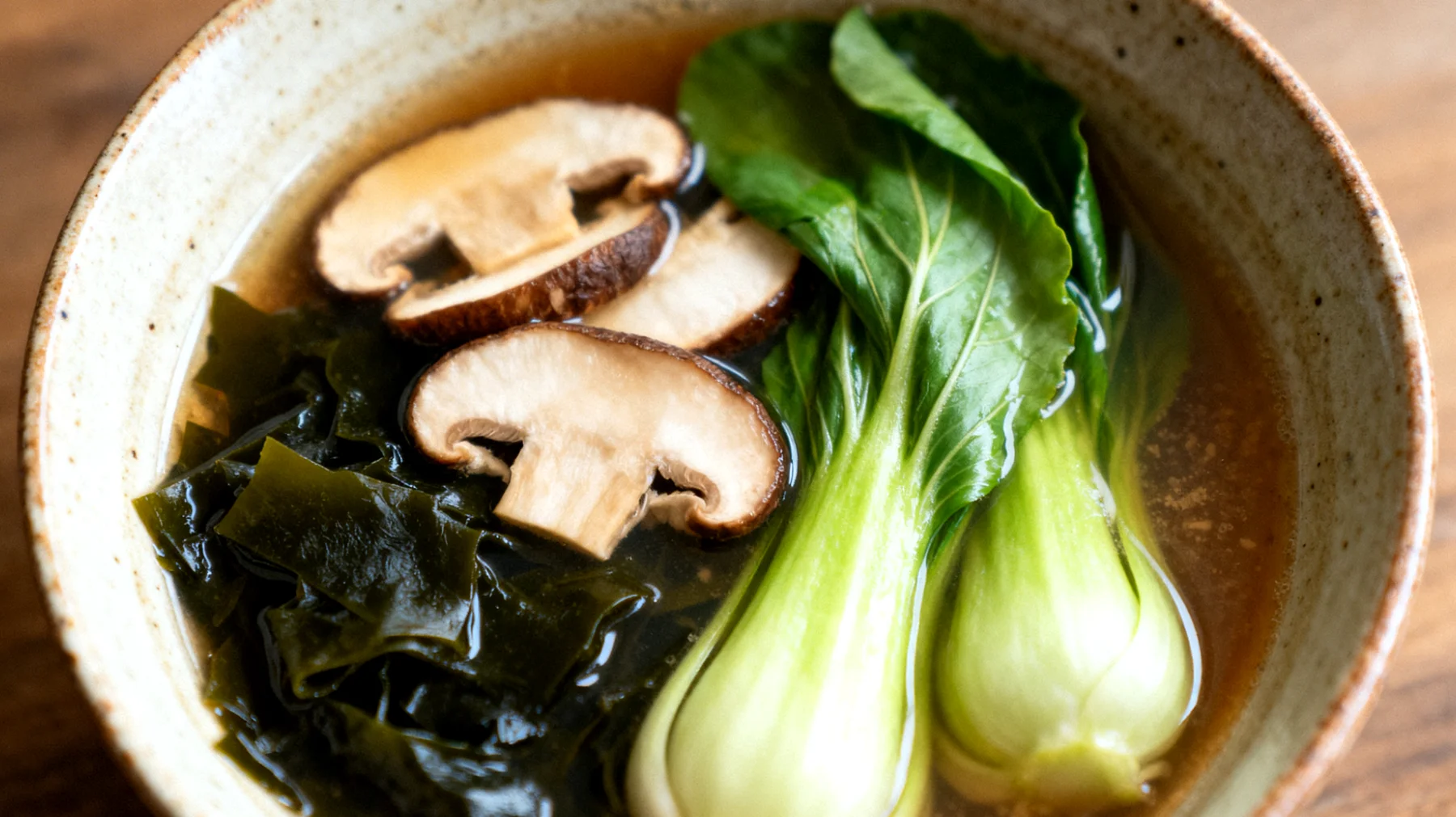 Miso-Suppe mit Wakame-Algen, Shiitake-Pilzen und gedämpftem Pak Choi"