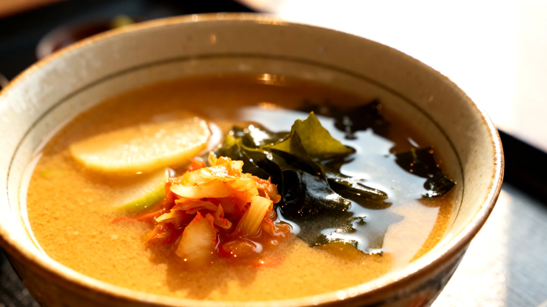 Miso-Suppe mit fermentiertem Gemüse und Wakame-Algen"